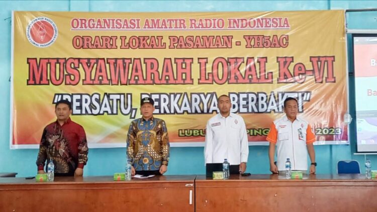 KUKUHKAN PENGURUS— Wagub Sumbar Audy Joinaldy dan Wabup Pasaman Sabar AS saat mengukuhkaan kepengurusan ORARI di Pasaman.