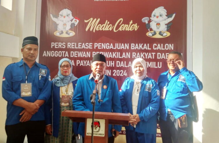 PAN jadi Parpol Ketiga Mendaftar di KPU Kota Payakumbuh 1 PENDAFTARAN— Ketua DPD PAN Kota Payakumbuh Gusti Putra, usai mendaftar memberikan keterangan kepada wartawan.