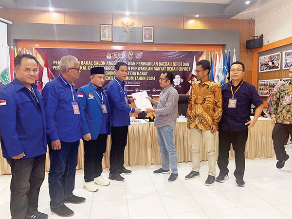 SERAHKAN SYARAT DUKUNGAN— Ketua DPW PAN Sumatera Barat Indra Dt Rajo Lelo menyerahkan syarat dan dukungan calon anggota DPRD Sumbar ke KPU Sumbar, Jumat (12/5).