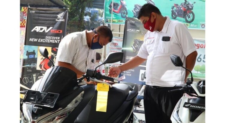PAPARKAN— Sales marketing PT Menara Agung memaparkan fitur-fitur dan kelebihan Honda PCX kepada konsumen.