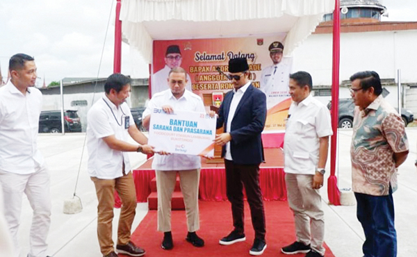 PENYERAHAN CSR STASIUN LAMBUNG— Anggota Komisi VI DPR RI Andre Rosiade bersama Wako Erman Safar, Ketua DPRD Benny Yusrial, Sekretaris Kota Martias Wanto, saat penyerahan CSR Stasiun Lambung, Sabtu (27/5).