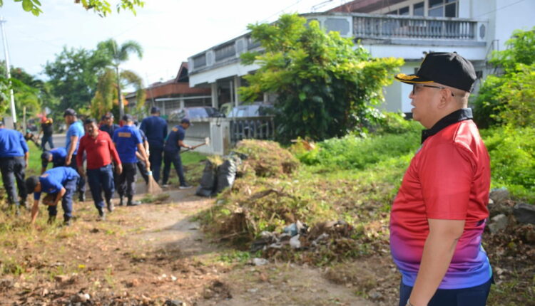 GOTONG ROYONG-Sekda Kota Padang, Andree Algamar mempimpin kegiatan gotong royong di sepanjang Jalan Pinang Sori III, Kecamatan Padang Utara. Kegiatan itu juga digelar serentak di 11 kecamatan di Kota Padang.