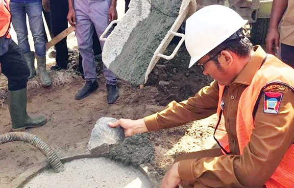 PELETAKAN BATU PERTAMA— Wako Hendri Septa melakukan peletakan batu pertama dimulainya pembangunan kantor Camat Padang Timur, di Komplek Perumahan Griya Asri, Kelurahan Kubu Marapalam, Kecamatan Padang Timur, Selasa (16/5).