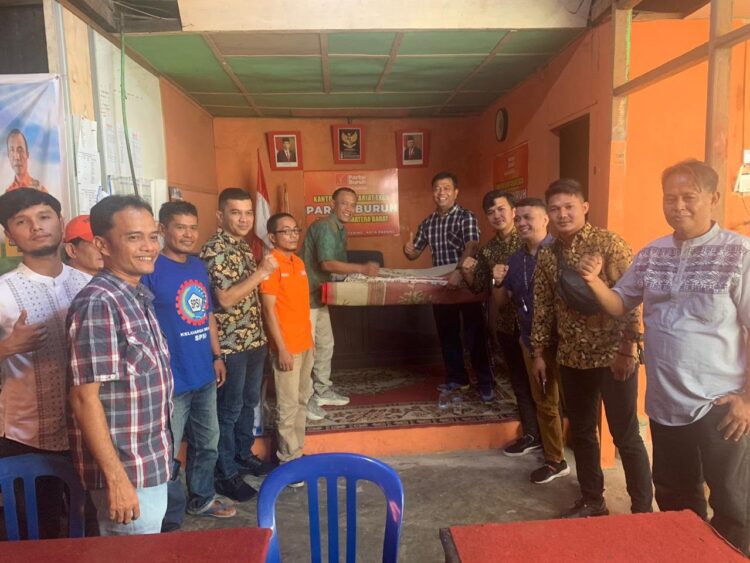 FOTO BERSAMA— Ketua Partai Buruh Sumbar  Doni Alferi bersama pengurus di Sekretariat Partai, Minggu (21/5).
