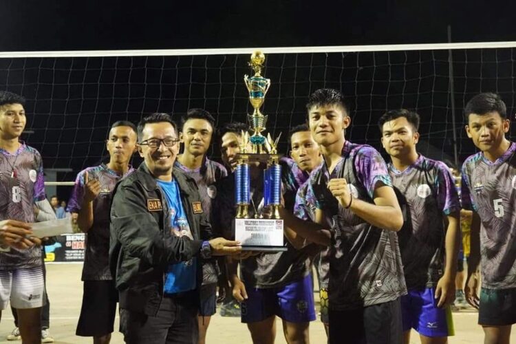 SERAHKAN PIALA— Bupati Eka Putra serahkan piala pada tim juara Tournament Nagari Taluk I, Rabu (17/5).