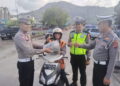 Patuh Aturan Berlalin, Polres Berikan Helm SNI pada Pengendara 10 Patuh Aturan Berlalin, Polres Berikan Helm SNI pada Pengendara