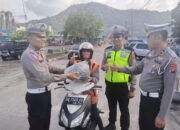 Patuh Aturan Berlalin, Polres Berikan Helm SNI pada Pengendara  