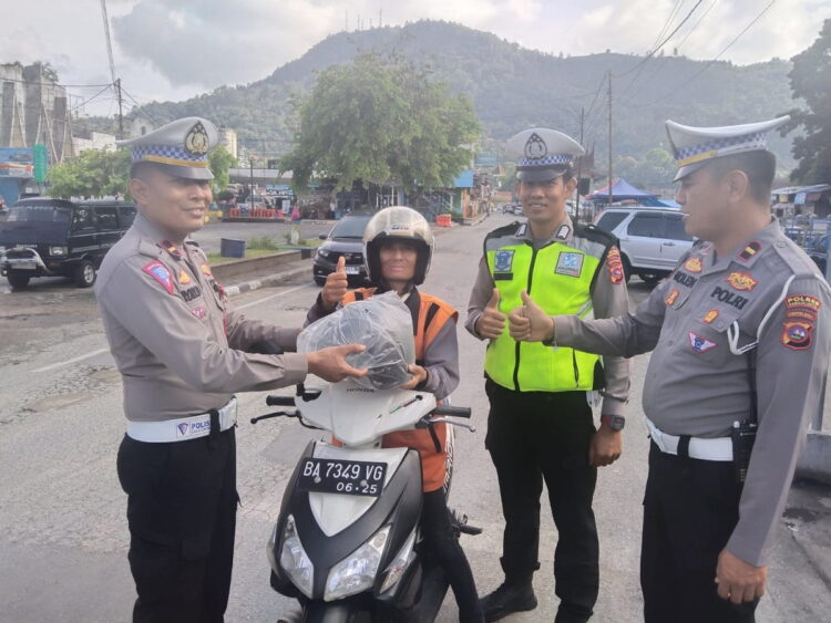 Patuh Aturan Berlalin, Polres Berikan Helm SNI pada Pengendara 1 HELM SNI— Kasat Lantas Polres Sawahlunto AKP Asep Wahyudi, S.Ik. M.Si memberikan helm SNI kepada seorang pengendara yang dinilai patuh berlalu lintas.