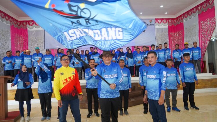 Dilantik— Disaksikan Wawako Ekos Albar, Andree Algamar dilantik menjadi ketua Pengurus Cabang (Pengcab) Asosiasi Sepeda Rekreasi Indonesia (ASRI) Kota Padang.