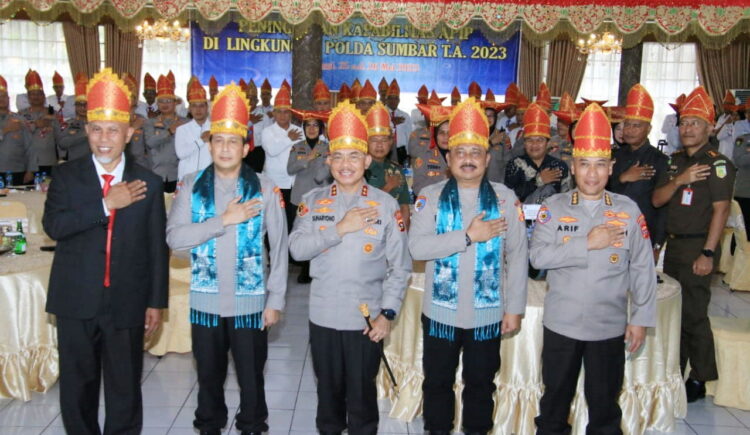 Diikuti Kasiwas Polres se-Sumbar, Irwasum Polri Buka Pelatihan Kapabilitas APIP 2023 1 PELATIHAN—Irwasum Polri Komjen Pol Ahmad Dofiri bersama Kapolda Sumbar Irjen Pol Suharyono dan Gubernur Sumbar Mahyeldi saat pembukaan pelatihan Kapabilitas APIP TA 2023 di lingkungan Polda Sumbar.