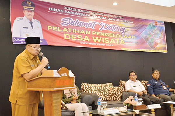 PELATIHAN PENGELOLAAN DESA WISATA— Bupati Agam Andri Warman saat membuka pelatihan pengelolaan Desa Wisata, di Hotel Sakura, Selasa (23/5).
