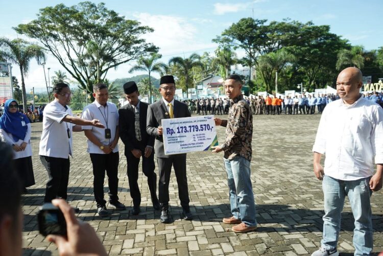 Pemkab Solsel Terima Penghargaan dari BPJS Kesehatan 1 SERAHKAN PENGHARGAAN— Pimpinan BPJS Kesehatan Solsel penyerahkan penghargaan kepada Pemkab di halaman kantor Bupati Solok Selatan, usai upacara Peringatan Hari Kebangkitan Nasional, Senin (22/5) lalu.