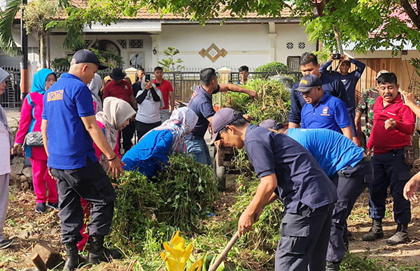 Pemko Antisipasi Gelombang Panas El Nino, Kurangi Risiko Kebakaran, Optimalkan Penggunaan Listrik dan Air 1 PADANG BAGORO— Sekda Andree Algamar memimpin Padang Bagoro di Air Tawar Timur, Minggu (21/5) pagi. Warga diajak mengurangi sampah plastik yang dapat memicu terjadi penimbunan hingga menjadi pemicu kebarakan saat cuaca ekstrem saat ini.
