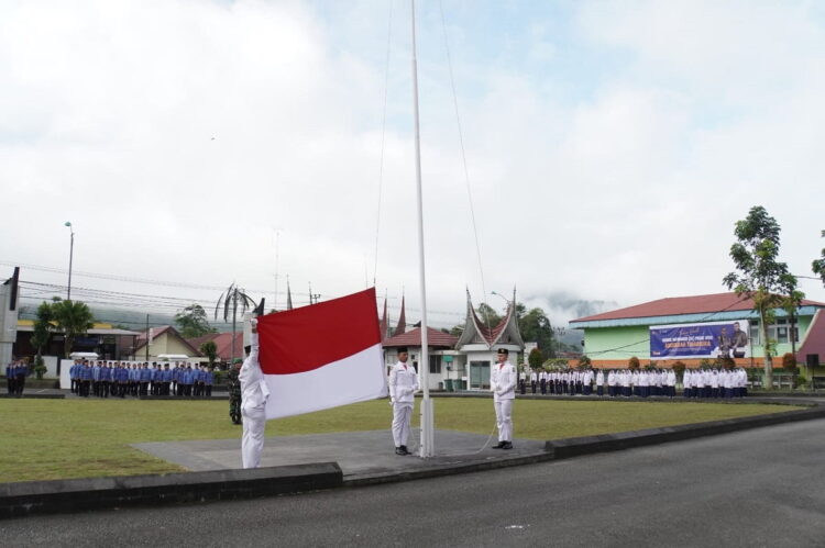 Pemko Gelar Upacara Hari Kebangkitan Nasional ke-115 1 KIBARKAN BENDERA— Sang Saka Merah Putih berkibar pada upacara Hari Kebangkitan Nasional (Harkitnas) ke-115 di Halaman Kantor Balai Kota, Senin (22/5).