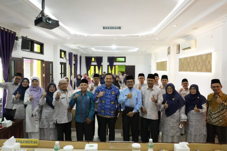 RAPAT KERJA— Sekdako Panjang Panjang Sonny Budaya Putra, berfoto bersama saat Rapat Kerja Kantor Kementerian Agama (Kemenag) Kota Padang Panjang.