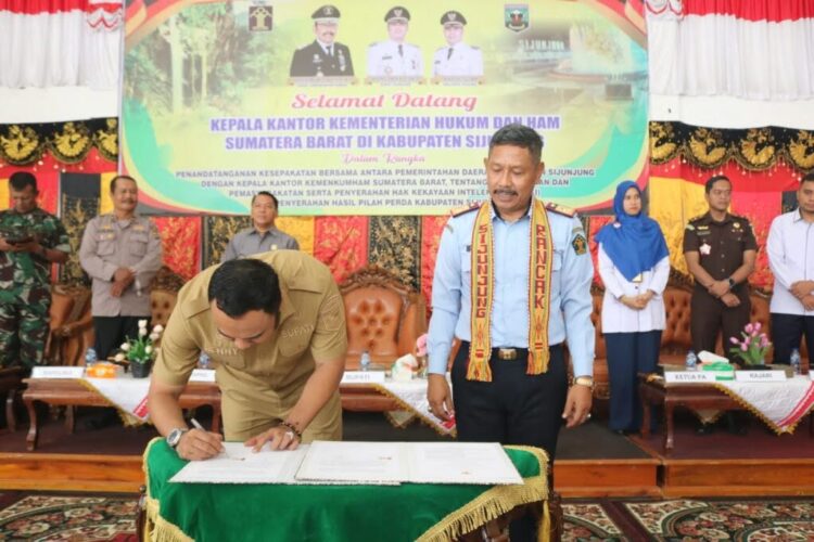 Kanwil Kemenkumham Sumbar bersama Pemkab Sijunjung, Komit Tingkatkan Pelayanan Keimigrasian dan Pemasyarakatan 1 TANDA TANGAN—Bupati Sijunjung, Benny Dwifa Yuswir tandatangani nota kesepakatan dengan Kepala Kanwil Kemenkumham Sumbar Haris Sukamto.