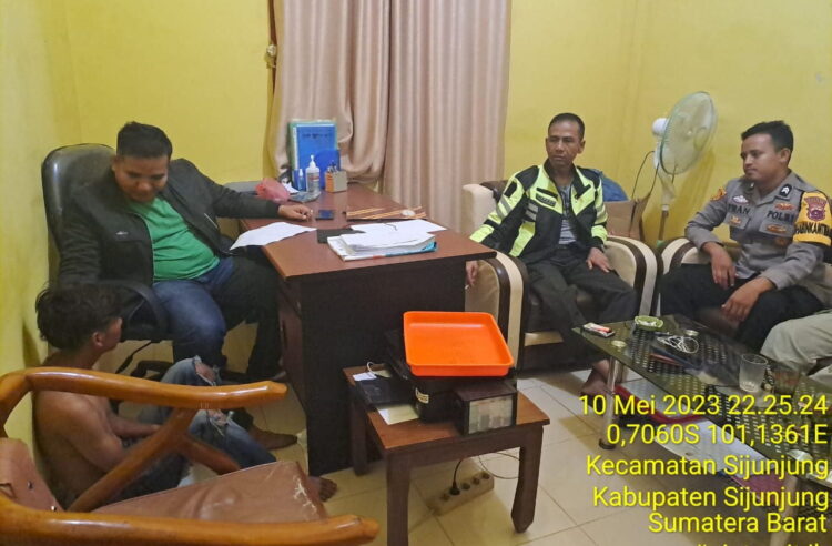 Spesialis Pencuri Rumah dan Warung Ditangkap Massa,Diserahkan ke Polisi, Rekannya Buron 1 PENCURI— Pelaku Mardanis (21) yang terlibat kasus pencurian rumah dan warung di Nagari Solok Ambah, Kecamatan Sijunjung, diserahkan ke Polisi.