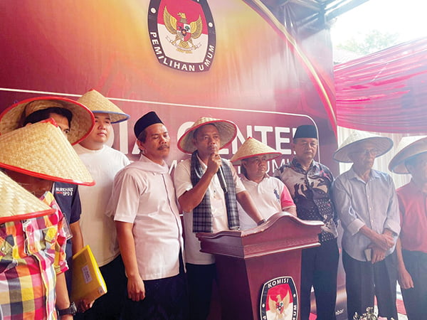 Diiringi Simpatisan Bertopi Caping, Nurkhalis Serahkan Berkas Pendaftaran DPD RI ke KPU Sumbar 1 TOPI CAPING— Nurkhalis, Calon DPD RI datang mendaftar ke KPU Sumbar dengan memakai topi caping. Pendaftaran Nurkhalis terasa beda karena lebih 200 orang memakai topi caping mengantarkan sang pejuang itu ke KPU Sumbar, Sabtu (13/5).
