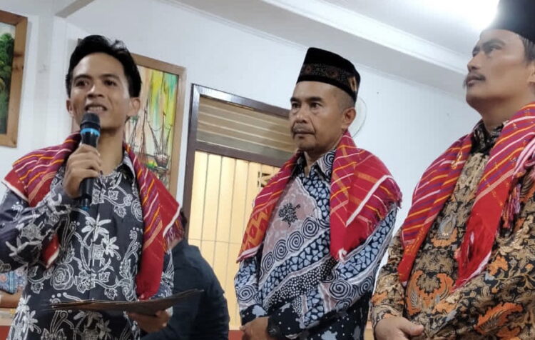 BERSAMA— Ketua Umum Keluarga Besar Muslim Karo (KAMKA) Sumatera Barat (Sumbar), Jimmi Syah Putra Ginting (kiri) bersama Ketua KAMKA Bukittinggi dan Kota Solok.