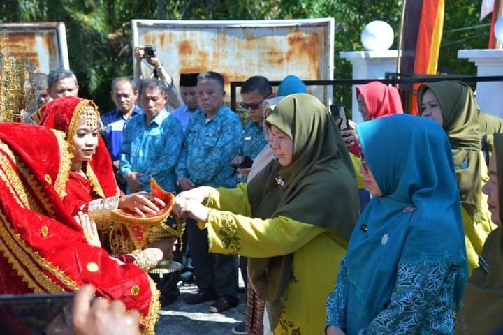 Penilaian Verifikasi Lapangan, Desa Talago Gunung Kecamatan Barangin Dikunjungi Ketua TP-PKK Sumbar 1 TIM PENILAI— Ketua TP-PKK Provinsi Sumatera Barat Harneli Mahyeldi disambut siriah dalam carano dalam penilaian verifikasi lapangan di Desa Talago Gunung.