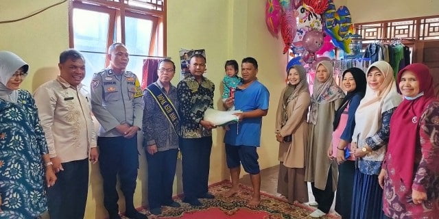 BANTUAN— Dinas Pangan Kota Solok menyerahkan bantuan bagi warga berisiko stunting.