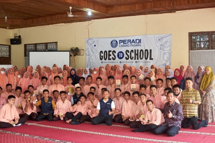 PGTS SERI 17—  Ketua DPC Peradi Padang Miko Kamal berfoto bersama dengan siswa usai memberikan informasi seputar hukum tawuran, lalu lintas, hukum Informasi dan Transaksi Electronik (ITE), dan hukum kebersihan dalam kegiatan PGtS seri ke-17 di SMA N 9.