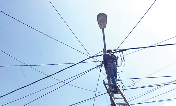 PERBAIKI PJU— Petugas melakukan perbaikan PJU rusak pada dua titik di Jalan Pilus Raya, Kelurahan Pengambiran Ampalu Nan XX, Kecamatan Lubuk Begalung. Warga mengadu melalui aplikasi Padang Kiniko.