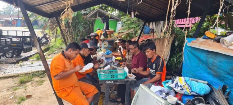 SARAPAN PAGI— Pj. Wali Kota Payakumbuh sarapan pagi bersama petugas kebersihan kota.