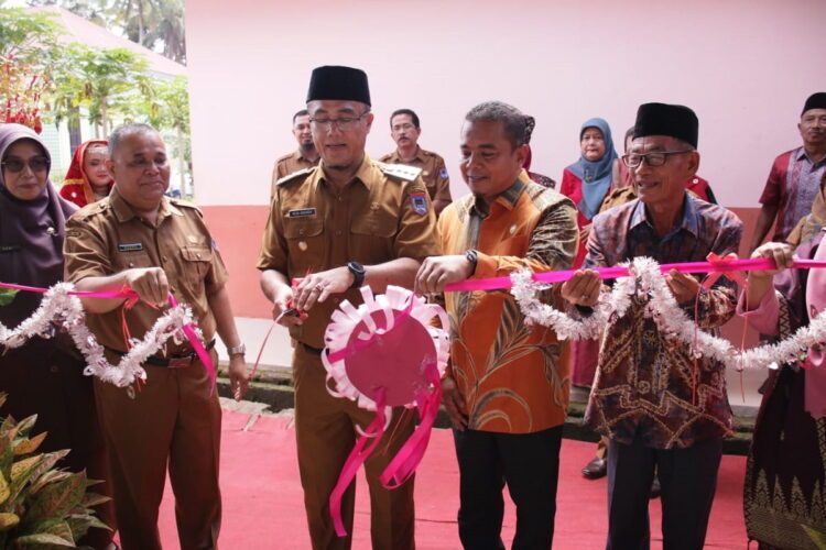 Rida: Program Unggulan ”School of Randang” Ada di Muatan Lokal 1 HADIRI— Pj Wako Rida Ananda menghadiri graduation ceremony sekaligus serah terima ruang kelas baru, kantin dan rumah penjaga sekolah di SMP Negeri 2 Payakumbuh, Selasa (23/5).