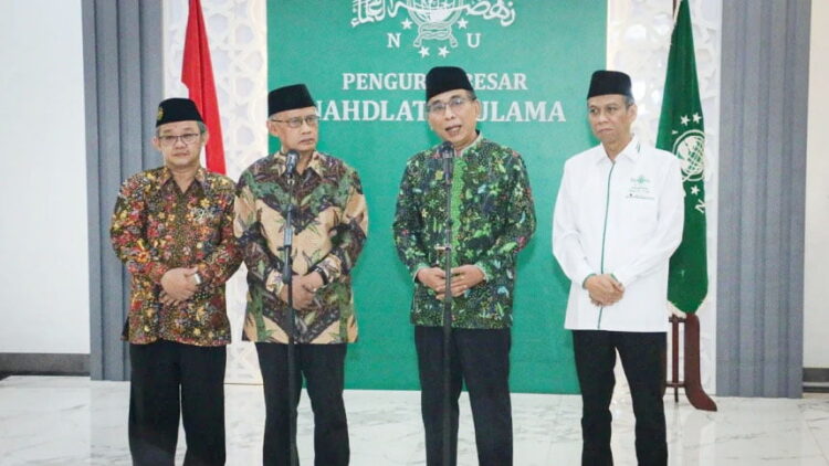 KUNJUNGAN— Ketua Umum PP Muhammadiyah Prof H Haedar Nashir bertemu Ketua Umum PBNU KH Yahya Cholil Staquf (Gus Yahya) saat mengunjungi Kantor PBNU, Kamis (25/5).