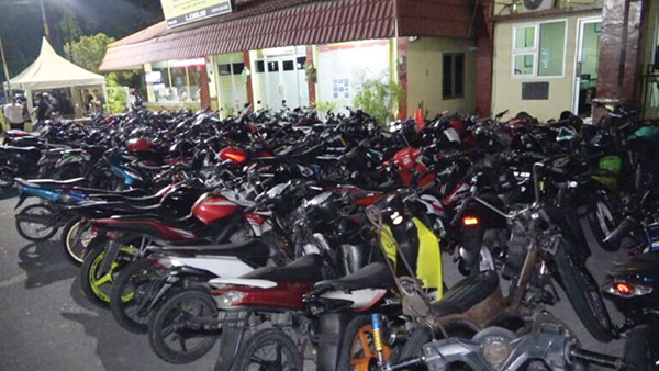 RAZIA KENDARAAN— Sebanyak 198 kendaraan terjaring razia dan dikandangkan Satlantas Polresta Padang, Sabtu (28/5) malam.