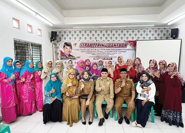 Poskeskel dan Posyandu Aur Kuning Terima Bantuan Sarpras 1 TERIMA BANTUAN— Poskeskel dan Posyandu di Kelurahan Aur Kuning, Kecamatan ABTB, menerima bantuan satu paket belanja Sarpras dari Ketua DPRD Bukittinggi Beny Yusrial.