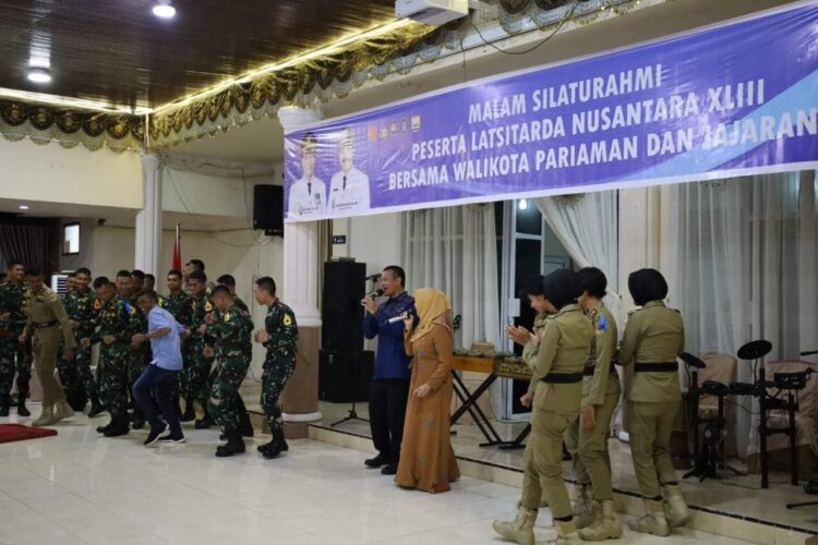 SILATURAHMI—Wali Kota Pariaman H Genius Umar, beserta jajaran melakukan silaturahmi dan jamuan makan malam bersama peserta Latsitarda Nusantara.