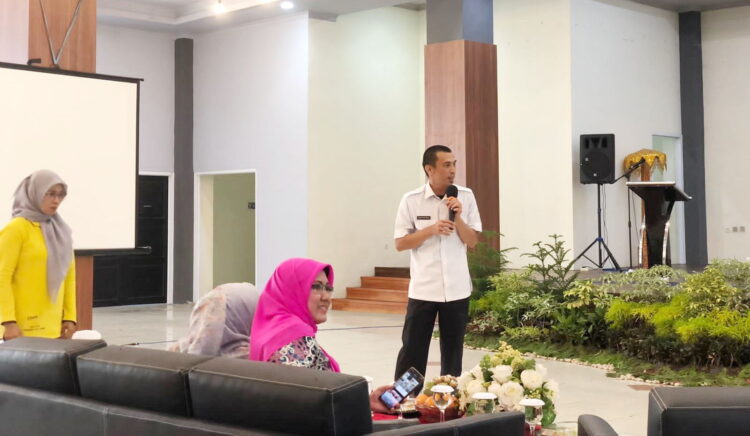 Puskesmas Padang Pasir dan Kominfo Luncurkan Aplikasi Gemoi 1 APLIKASI GEMOI— Kepala Bidang E-Gov Diskominfo Kota Padang Romi Elpa Segas, memberikan keterangan seputar aplikasi cegah remaja bermasalah, optimalisasi kelas IMUD (Gemoi), Rabu (24/5), bersama Puskesmas Padang Pasir.