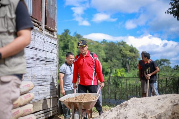 Rehab Rumah Bapak Khaidir, Pj Wako Turun Langsung Berikan Bantuan Moril dan Tenaga 1 REHAB RUMAH— Pj Wali Kota Payakumbuh Rida Ananda ikut goro mendorong gerobak saat kegiatan merehab rumah warga kurang mampu.