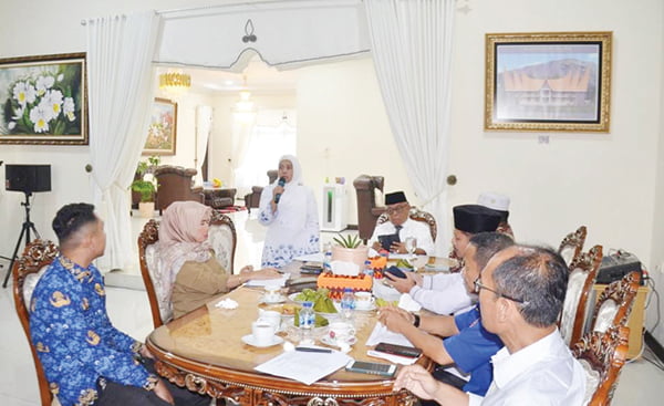 Ribuan Anggota BKMT se-Sumbar Akan Hadir di Agam, Sekda Minta OPD Matangkan Persiapan 1 RAPAT PERSIAPAN— Ketua BKMT Agam, Ny Yenni Andri Warman bersama Sekda Agam Edi Busti memimpin rapat persiapan penyelenggaraan Dakwah Wisata BKMT tingkat Sumatera Barat, di Rumah Dinas Bupati Agam, Selasa, (23/5).