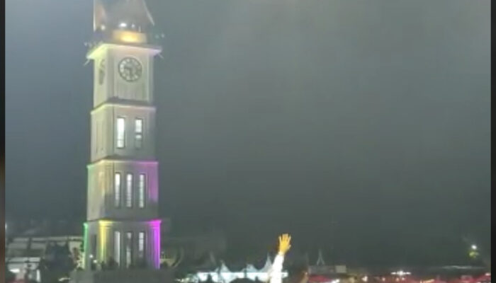 Ribuan Warga Ikuti Bukittinggi Bershalawat Bersama UAS di Jam Gadang