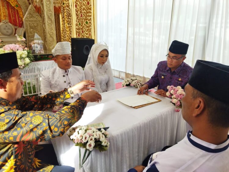 Rida Ananda jadi Saksi Nikah Della dan Ikhsan Di Koto Nan Godang 1 SAKSI NIKAH—Pj.Wali Kota Rida Ananda Payakumbuh, jadi saksi nikah.