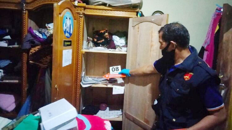 Rumah Disatroni Maling, Uang dan Perhiasan Raib 1 KEMALINGAN— Polisi melakukan olah TKP kasus pencurian setelah menerima laporan dari pemilik rumah.