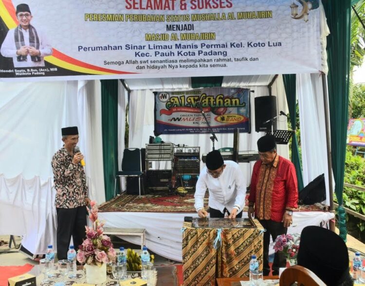 MERESMIKAN— Wali Kota Padang Hendri Septa meresmikan Masjid Al Muhajirin di Perumahan Sinar Limau Manis Permai, Kelurahan Koto Lua, Kecamatan Pauh, Jumat (12/5).