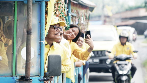 Naik Odong Odong, Golkar Daftarkan Bacaleg ke KPU Lima Puluh Kota 1 NAIK ODONG ODONG— Naik Odong-odong, rombongan DPD Partai Golkar Kabupaten Lima Puluh Kota datang mendaftarkan Bacaleg ke KPU Kabupaten Lima Puluh Kota, Minggu (14/5) sekitar pukul 14.00 WIB.