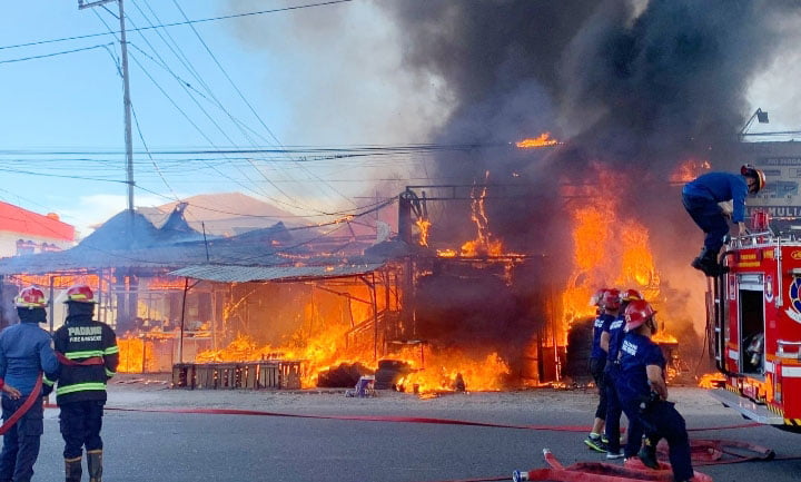5 Bangunan Ludes Dilahap si Jago Merah, Kerugian Capai Rp 1 Miliar 1 KEBAKARAN— Petugas Damkar berjibaku memadamkan api yang membakar lima bangunan di Jalan Gajah Mada, Kelurahan Kampung Olo, Kecamatan Nanggalo.