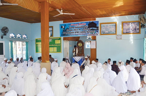 Sekda Agam Lepas 60 CJH Kecamatan Lubuk Basung ke Tanah Suci 1 CALON JAMAAH HAJI— Sekretaris Daerah Kabupaten Agam, Drs H Edi Busti, MSi lepas 60 calon jamaah haji (CJH) se Kecamatan Lubuk Basung berangkat ke tanah suci.