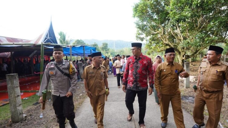 MENUJU LOKASI—Sekda Zefnihan yang saat menuju lokasi syukuran didampingi Sekretaris Bapppeda, Hary Oscar, SSPT, Sekretaris Dinas PUPR, Ramadhan Fitri, Kabid Pertanian, Hendri, Camat Sijunjung, Khairudin beserta Unsur Forkopincam Kecamatan Sijunjung dan Wali Nagari Sijunjung.