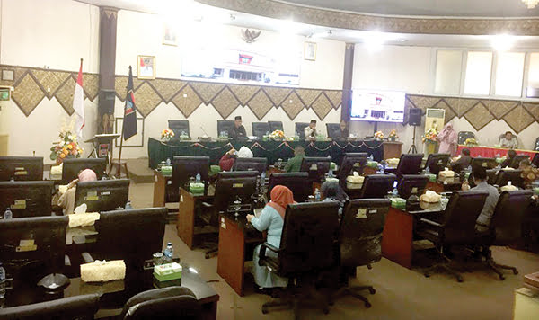 PARIPURNA DITUNDA— Rapat paripurna internal DPPD Kota Padang terkait hak interpelasi tentang Cagar Budaya terpaksa ditunda, Jumat (12/5), karena dari 45 anggota dewan hanya 14 orang yang hadir, sakit tiga orang dan 28 orang tak ada berita.