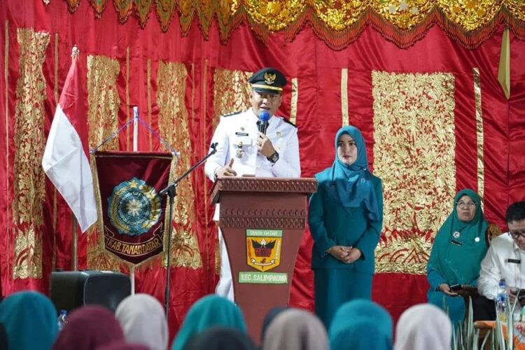 Hadiri Sertijab Camat Salimpaung, Eka Putra: Segera Koordinasi dengan Perangkat Kecamatan 1 SAMBUTAN— Camat Salimpaung yang baru menyampaikan sambutannya saat sertijab.