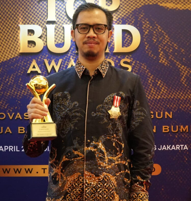 Sukses Tabungan Utsman, Wako dan BPRS Jam Gadang Kembali Borong Penghargaan Top Nasional 1 Wako Bukittinggi, Erman Safar, terima penghargaan tingkat nasional “Top Pembina BUMD Tahun 2023”.