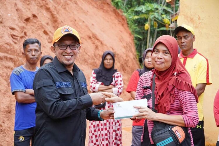 SERAHKAN BANTUAN— Bupati Eka Putra serahkan bantuan bagi korban tanah longsor.