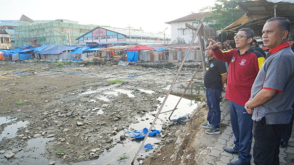 PEMBANGUNAN FASE VII— Wako Hendri Septa meninjau kawasan Fase VII Pasar Raya Padang, Kamis (11/5). Direncanakan peresmian peletakan batu pertama pembangunan Pasar Raya Padang Fase VII ini oleh Presiden RI Ir. Joko Widodo, saat pembukaan Penas KTNA ke XVI pada Juni mendatang.