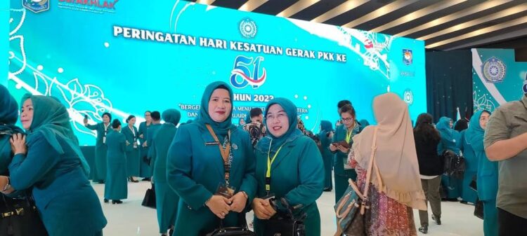 PERINGATAN HKG PKK NASIONAL— Ketua TP PKK Kabupaten Padangpariaman, Yusrita Suhatri Bur didampingi Sekretaris Des Erman menghadiri puncak Peringatan HKG PKK ke-51 tingkat Nasional 2023, beberapa waktu lalu.